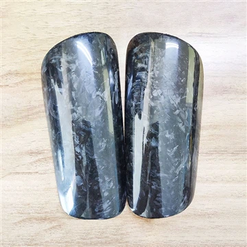 Σφυρήλατα προστατευτικά κνήμης από ανθρακόνημα με υφή